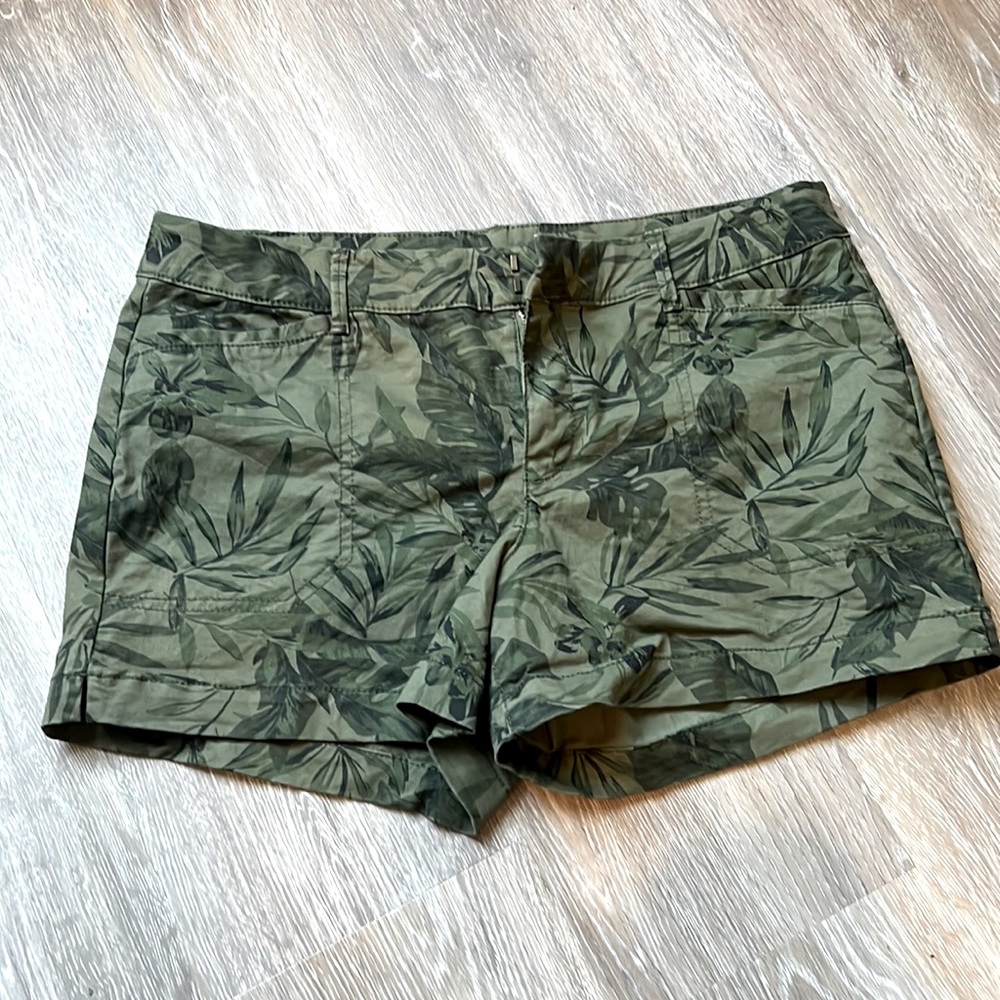Old Navy green floral shorts women’s size 8